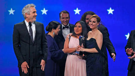 El Director Alfonso Cuarón y la actriz Yalitza Aparicio en la entrega de los Premios Critics Choice Awards, en Santa Mónica, California, EE.UU., 13 de enero de 2019.
