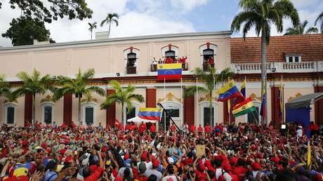 El presidente venezolano Nicolás Maduro habla a sus simpatizantes desde el palacio de gobierno en Caracas, Venezuela, el miércoles 23 de enero de 2019. (AP Foto/Ariana Cubillos)