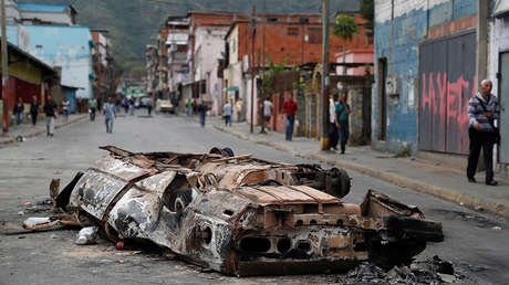 Un auto quemado después de una protesta en Caracas, el 24 de enero de 2019.