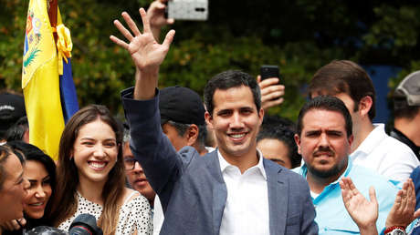 El líder opositor, Juan Guaidó, junto a miembros de la Asamblea Nacional de Venezuela. 26 de enero del 2019.