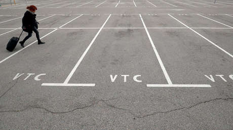 Parking vacío de vehículos de alquiler con conductor en el aeropuerto de Barcelona. 31 de enero de 2019.