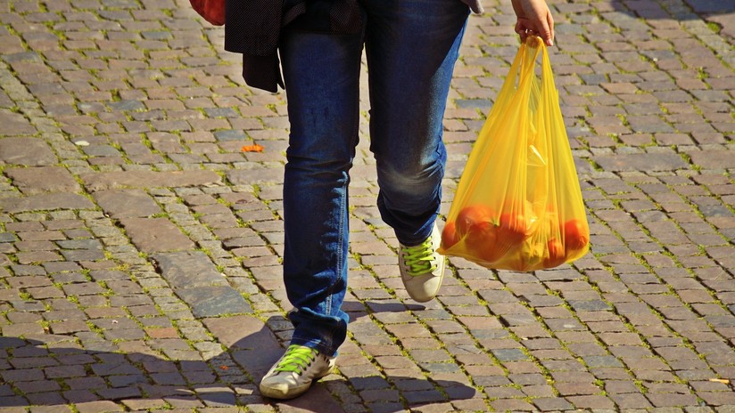Decisión histórica en Chile, el primer país latinoamericano en prohibir las bolsas de plástico