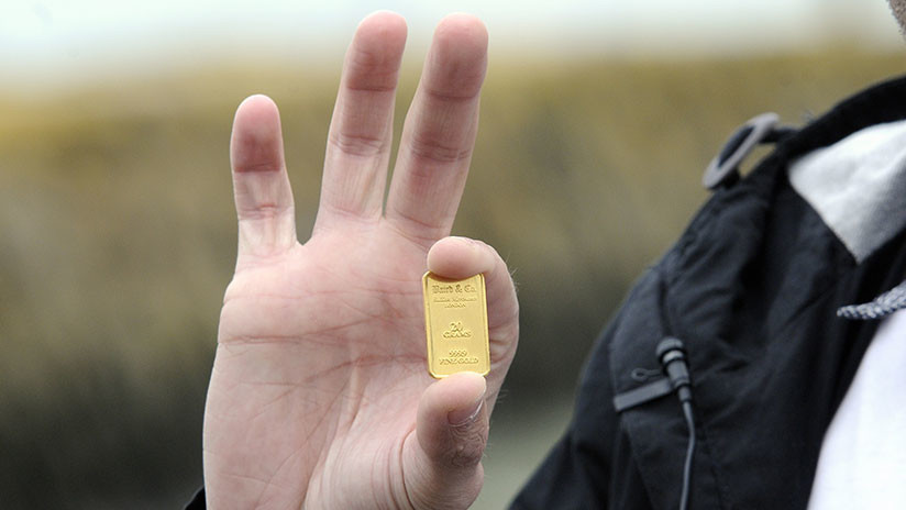 Un hombre encarga un traje de baño para su esposa y recibe 23.000 dólares en oro