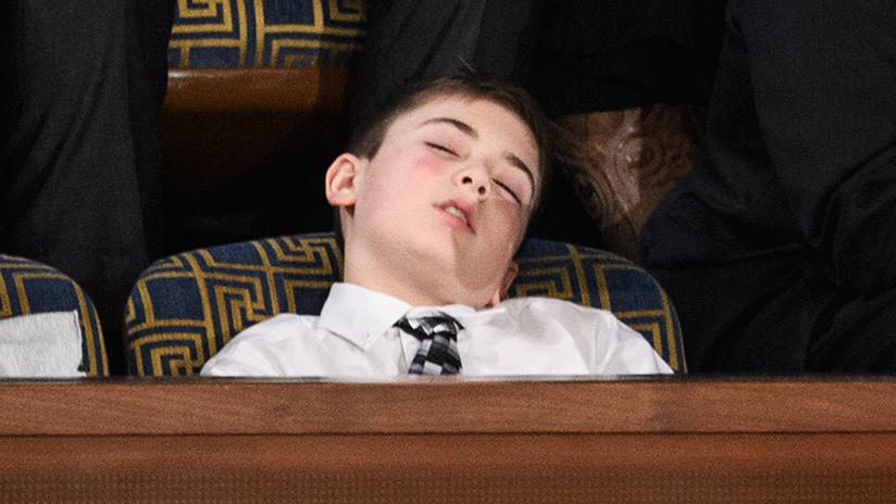 "Es el único Trump bueno": Se duerme en pleno discurso del presidente de EE.UU. ¡y se vuelve famoso!