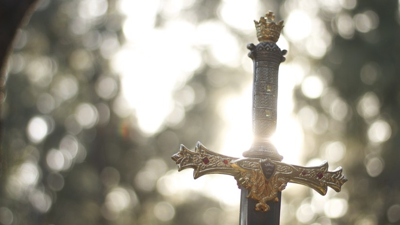 Excavan un desagüe y hallan una espada medieval en pleno centro de una ciudad de Dinamarca