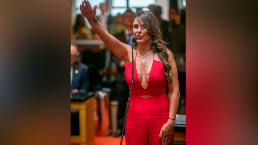 Diputada brasileña que juró su cargo con un escote "escandaloso", exige castigar a los que la criticaron