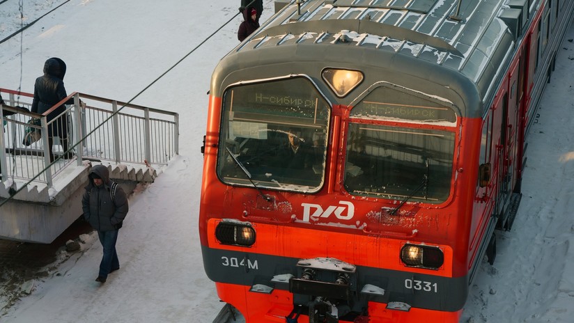 VIDEO: Pasajeros sacuden un tren para rescatar a un hombre atrapado entre el andén y un vagón