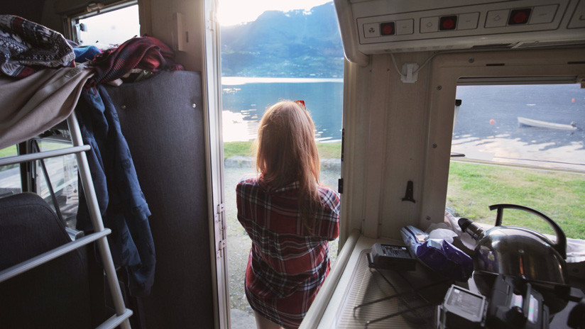 VIDEOS: Destroza la caravana de su esposo por celos y este jura sobre la Biblia no haberla engañado con prostitutas