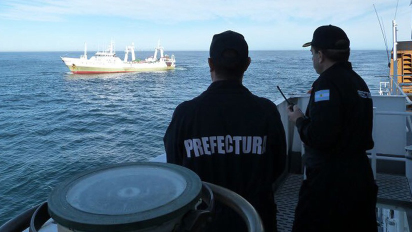 Un barco chino impacta contra un pesquero español y se hunde en la costa argentina