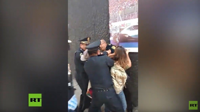 VIDEO: Policía de Ciudad de México detiene a activistas y a un migrante centroamericano a las afueras de un albergue