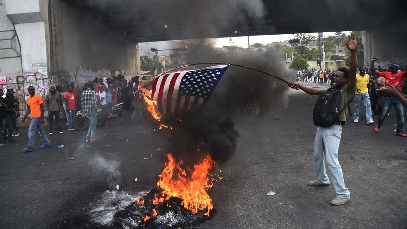 Manifestantes haitianos queman una bandera de EE.UU. y piden ayuda a Rusia y China 