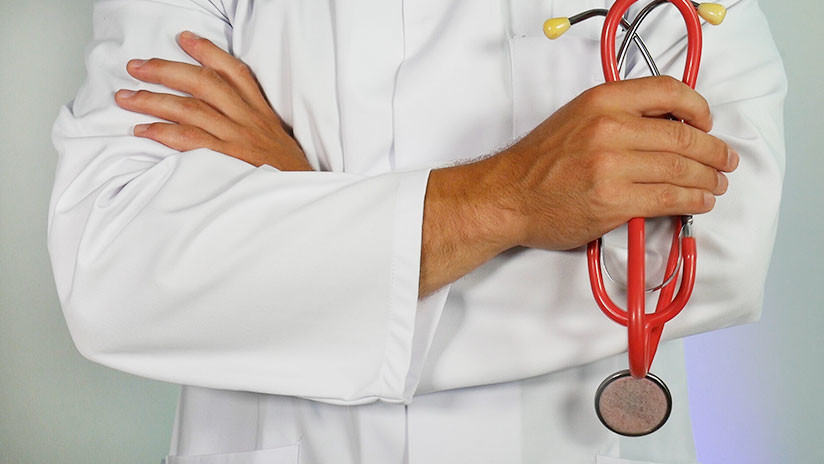 Un médico mexicano niega atención a una paciente en estado crítico porque estaba cenando