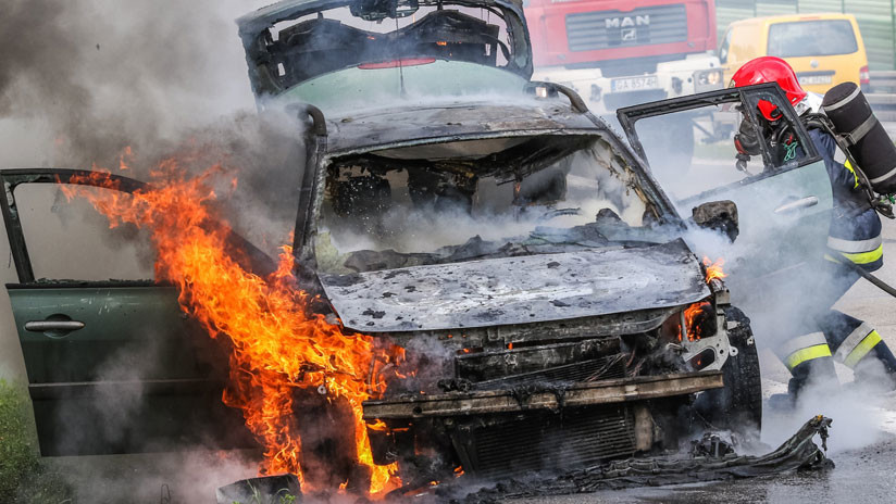 VIDEO: Cuatro peatones arriesgan su vida para salvar a una mujer atrapada en un auto en llamas
