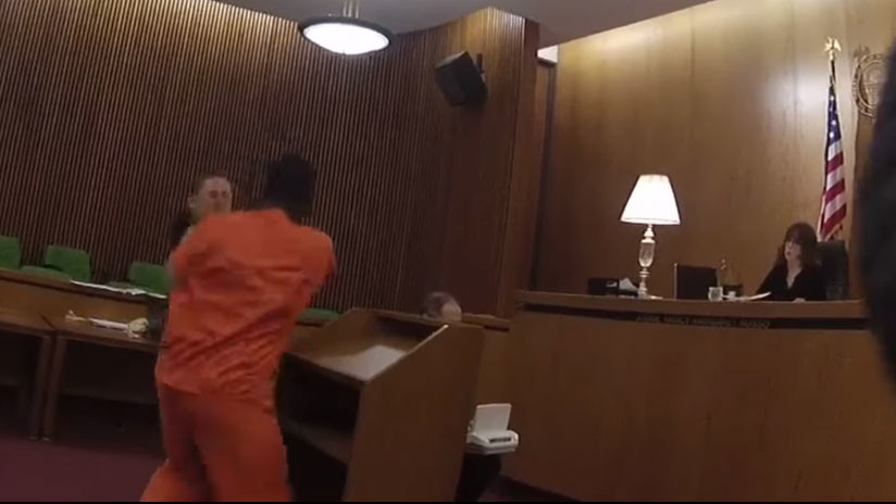 VIDEO: Un hombre ataca brutalmente a su abogado en un tribunal tras ser condenado a casi 50 años de prisión