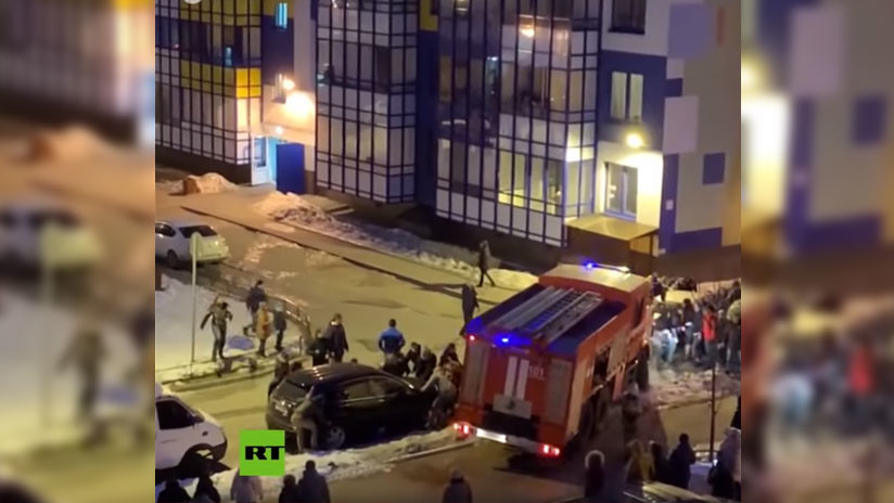 VIDEO: Vecinos levantan autos con sus propias manos para dejar pasar un camión de bomberos en Rusia