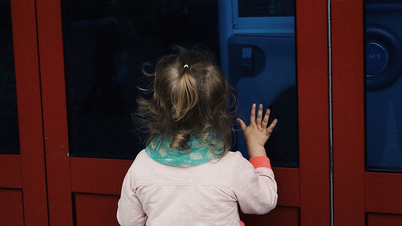 Rusia: Una niña de 3 años muere deshidratada porque su madre la dejó encerrada a solas varios días
