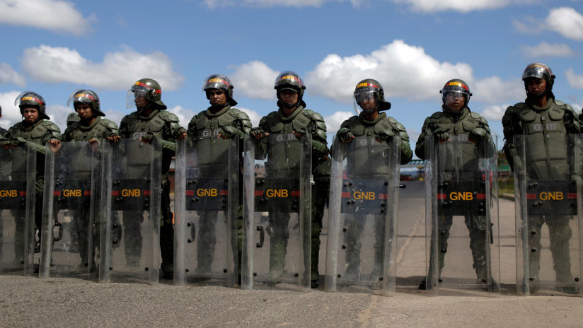 Venezuela ordena el despliegue militar en la frontera con Colombia tras cerrarla