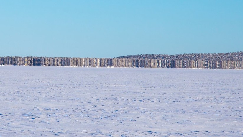¿Una isla que aparece de la nada o un espejismo? Patrulla fronteriza capta raro fenómeno sobre un lago congelado (FOTO)