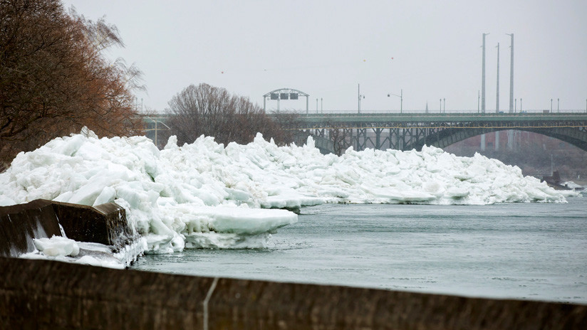 VIDEOS: Un 'tsunami de hielo' arrasa una zona residencial en la frontera de EE.UU. con Canadá