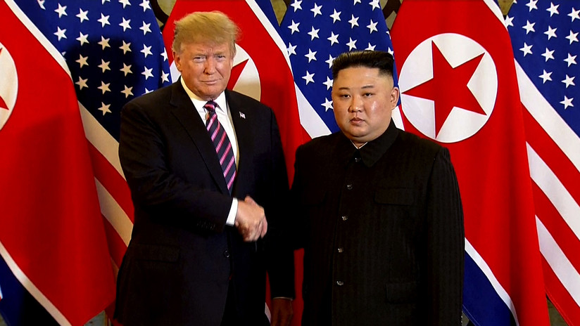 Trump y Kim Jong-un se saludan al inicio de su reunión en Hanói