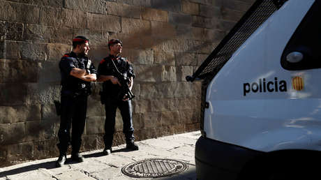Dos oficiales de los Mossos d'Esquadra realizan una guardia cerca del Palacio de la Generalitat en Barcelona, España, el 30 de octubre de 2017.