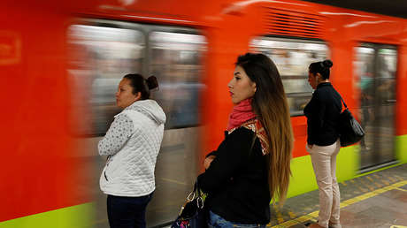 Mujeres esperan para abordar los vagones de pasajeros en Ciudad de México. 16 de junio de 2017.