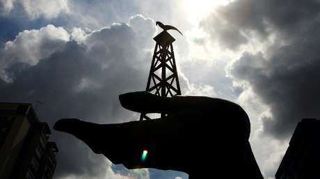 Una estatua que representa una plataforma petrolera es vista frente al edificio del Ministerio de Energía en Caracas, 30 de mayo de 2006.