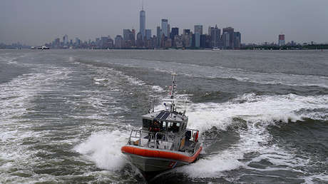 Un barco de la Guardia Costera de EE.UU., entre la isla de Manhattan y el distrito de Staten Island, en Nueva York, el 4 de junio de 2017.