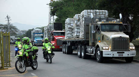 Policía escolta la "ayuda humanitaria" que llega a Cúcuta, Colombia, 16 de febrero de 2019.