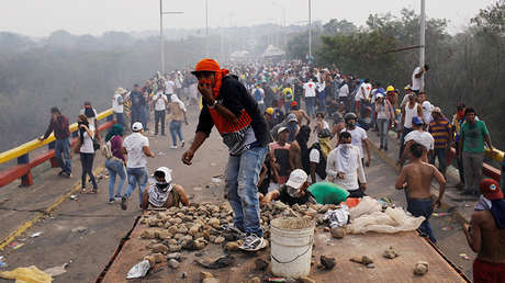 Grupos de encapuchados lanzaban piedras a cuerpos venezolanos de seguridad. 23 de febrero de 2019.