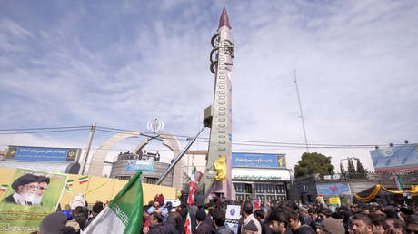 Un misil Emad de fabricación iraní durante la celebración del 37.° aniversario de la Revolución Islámica en Teherán, Irán, el 11 de febrero 2016.