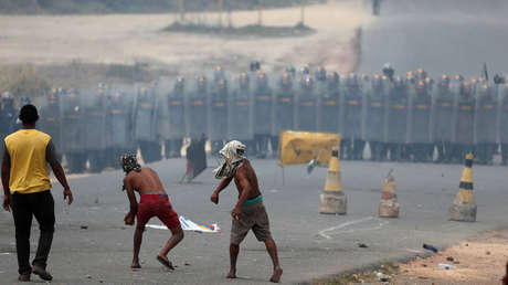Varias personas tiran piedras a los miembros de la Guardia Nacional Bolivariana, 24 de febrero de 2019
