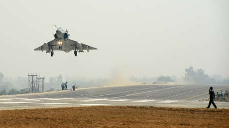 Un caza Mirage 2000 de la Fuerza Aérea india durante un ejercicio en Uttar Pradesh, India, el 24 de octubre de 2017.