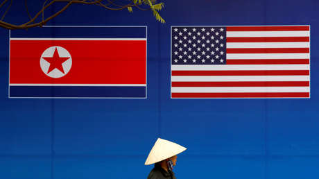 Banderas de Corea del Norte y EE.UU. en Hanói, Vietnam, 25 de febrero de 2019
