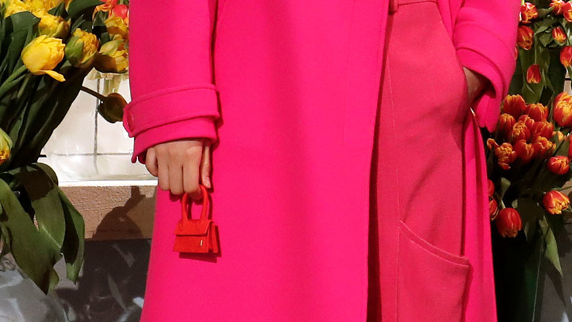 No le cabrá la tarjeta de crédito, pero sí "toda su paciencia": Este 'microbolso' de la Semana de la Moda en París sacude las redes