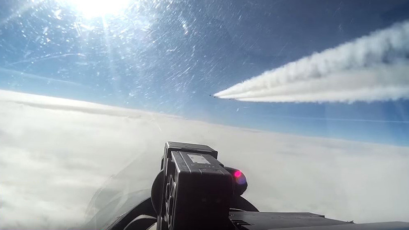 VIDEO: Un Su-27 intercepta un avión espía de EE.UU. en la frontera rusa