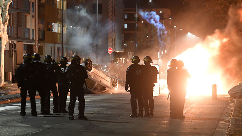 Coches en llamas: Una ciudad francesa afronta la cuarta noche de protestas contra la violencia policial (VIDEO)