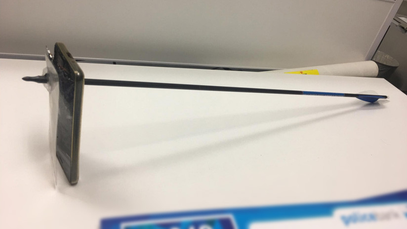 Evita morir de un flechazo gracias a su teléfono móvil (IMÁGENES)