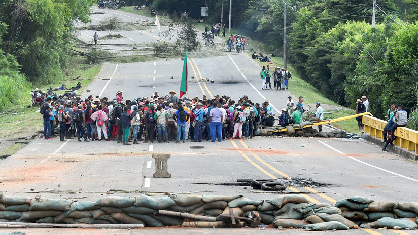 Indígenas de Colombia mantienen la vía Panamericana bloqueada a la espera de una reunión con Duque
