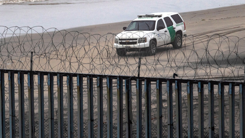 Roban el alambre de púas que EE.UU. colocó en la frontera con México y lo venden en Tijuana