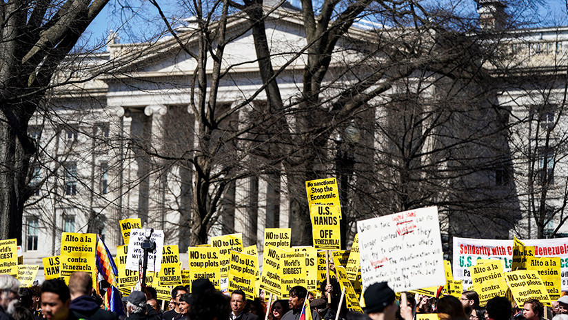 Activistas duermen en la embajada venezolana de Washington para evitar la ocupación de otro edificio