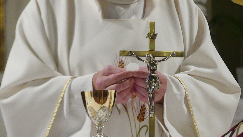 VIDEO: El momento exacto del apuñalamiento de un sacerdote durante una misa en Montreal