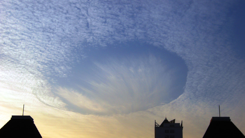 Un extraño 'agujero' en el cielo de Emiratos Árabes enloquece a los internautas