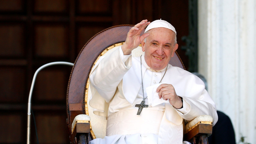 VIDEO: El papa Francisco retira insistentemente la mano para evitar que los fieles besen su anillo episcopal