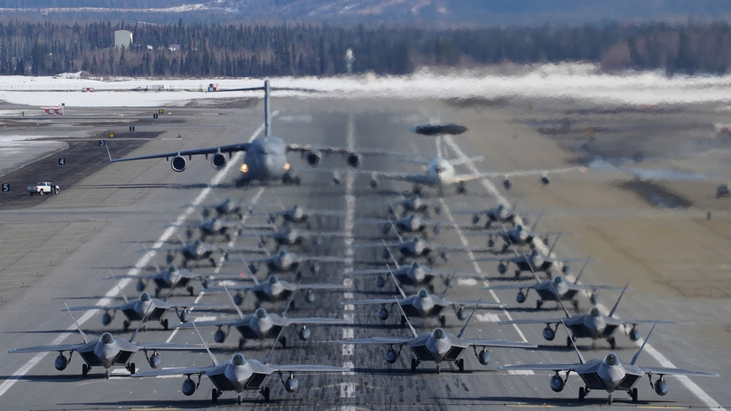 Despegue masivo de cazas furtivos estadounidenses en Alaska con aires de guerra (VIDEO)