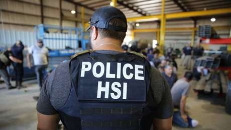 Agentes de EE.UU. encuentran a 67 migrantes encerrados en una caseta de madera