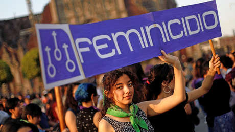 Una mujer sostiene un cartel mientras protesta contra el femicidio en Ciudad de México, México, 2 de febrero de 2019.