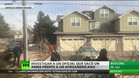 EE.UU: Investigan a un policía por sacar un arma ante un afroamericano que recogía basura fuera de su casa