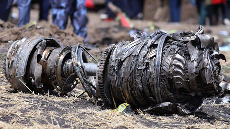 Piezas del motor del Boeing de Ethiopian Airlines estrellado cerca de Bishoftu (Etiopía).