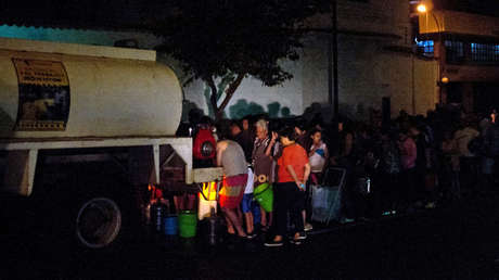 Personas hacen fila para obtener agua potable de un camión cisterna en el municipio de Chacao, Caracas, el 11 de marzo del 2019. 